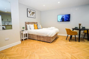 Easy 2 Manage Wisteria House, Heathrow Retreat, Free Parking
